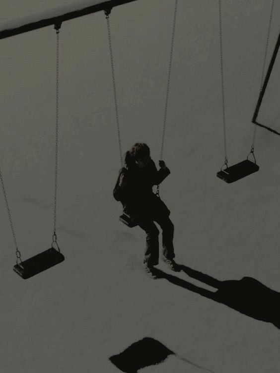 '

أحيانا تمر بك ذكرى عابرة تخبرك بأن الماضي لا زال حيا ..