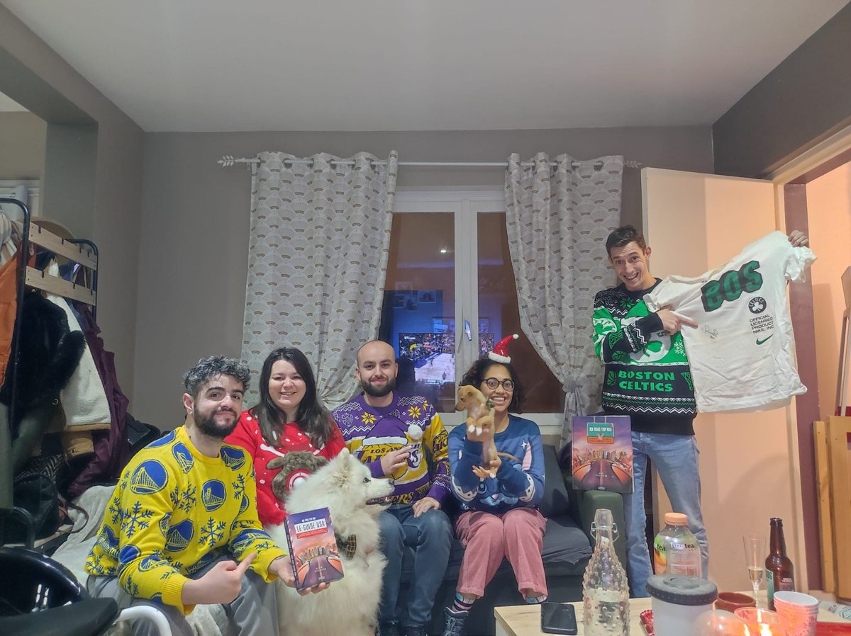 punkslife64's tweet photo. @NBAextra Des pulls de Noël, de la bouffe, "un peu" de picole,des chiens ( de toutes tailles ), des potes, de la NBA et une preuve que @SoFrenchProd signe des habits des Celtics ! ❤️❤️❤️ https://t.co/19S8kAJTvm