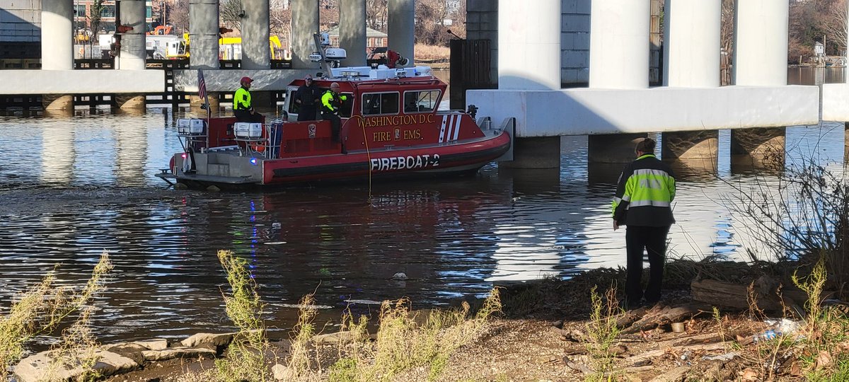 DEVELOPING: One person pulled from car that went into Anacostia River at 11th Street Bridge. #WashingtonDC @DCNewsNow @dcfireems @DCPoliceDept @USParkPolice @uscoastguard