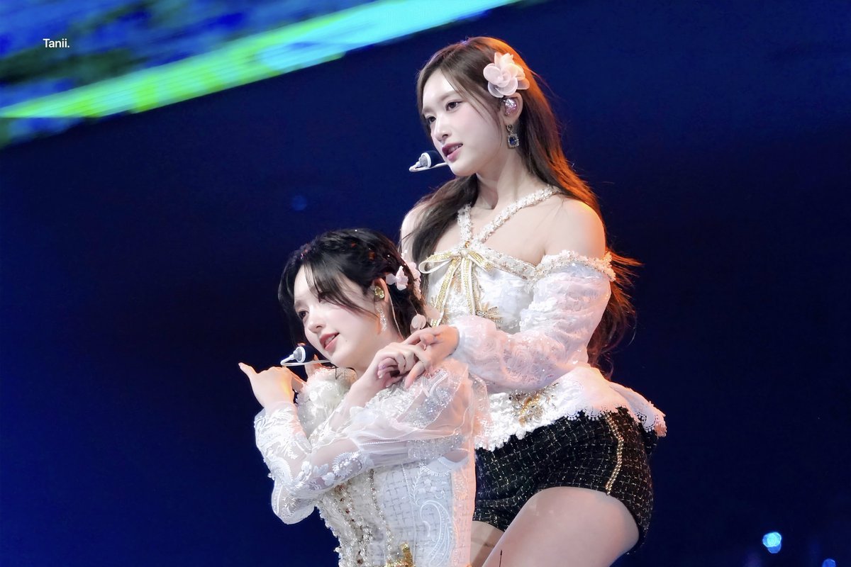 cherribommm's tweet photo. 231225 가요대전

너무 예뻐서…ㅠ
#아이브 #가을 #이서 
#GAEUL #LEESEO #IVE https://t.co/dAgvPrZ4AG
