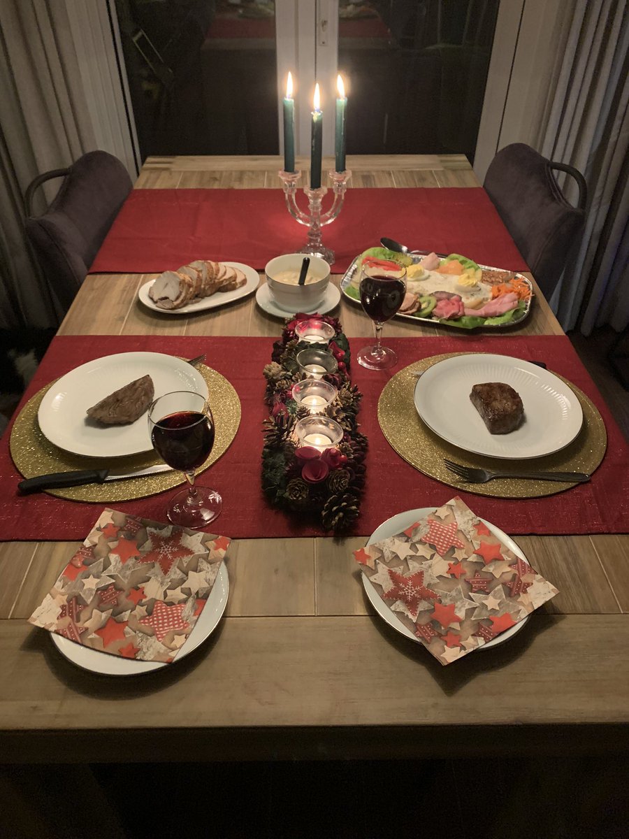 elfje1978's tweet photo. Fijn gezelschap en lekker eten. Feeling blessed met mijn man en onze doggie. ❤️🎄
#kerst #eerstekerstdag https://t.co/AkZVMGYYUn