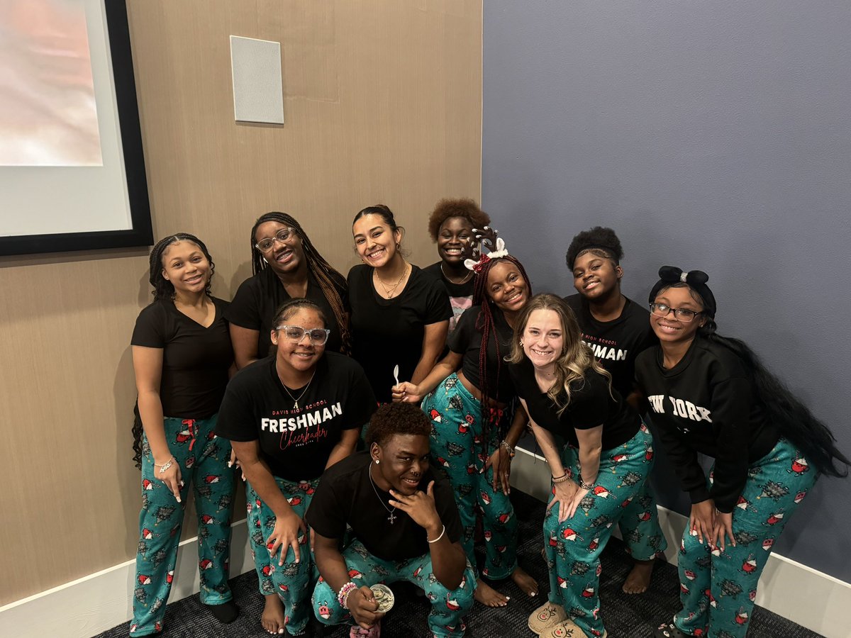 Merry Christmas from Davis Cheerleaders 🎄
Wishing you a season that’s joyful and bright ❤️✨