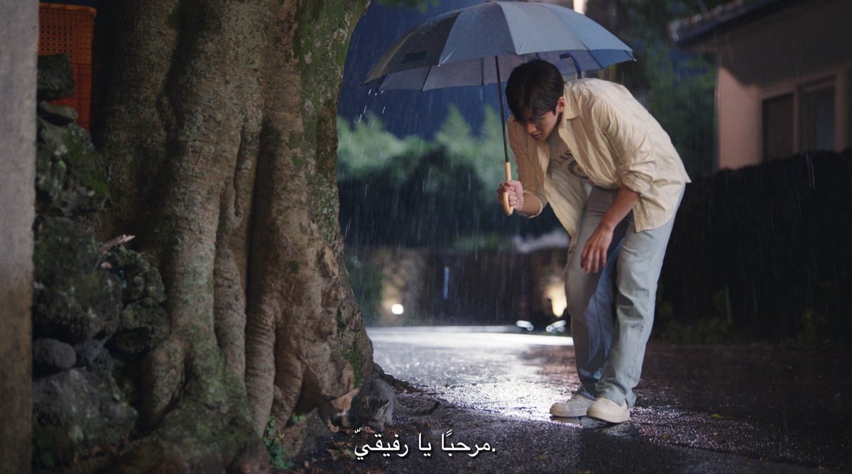 sMiLejust's tweet photo. قايز يقولون هذا مو مشهد من الدراما، هو فعلًا ترك مظلته بنص التصوير عشان يحمي القطاوه من المطر والمخرج حطها بالدراما 😔 https://t.co/3iPl49EsF9