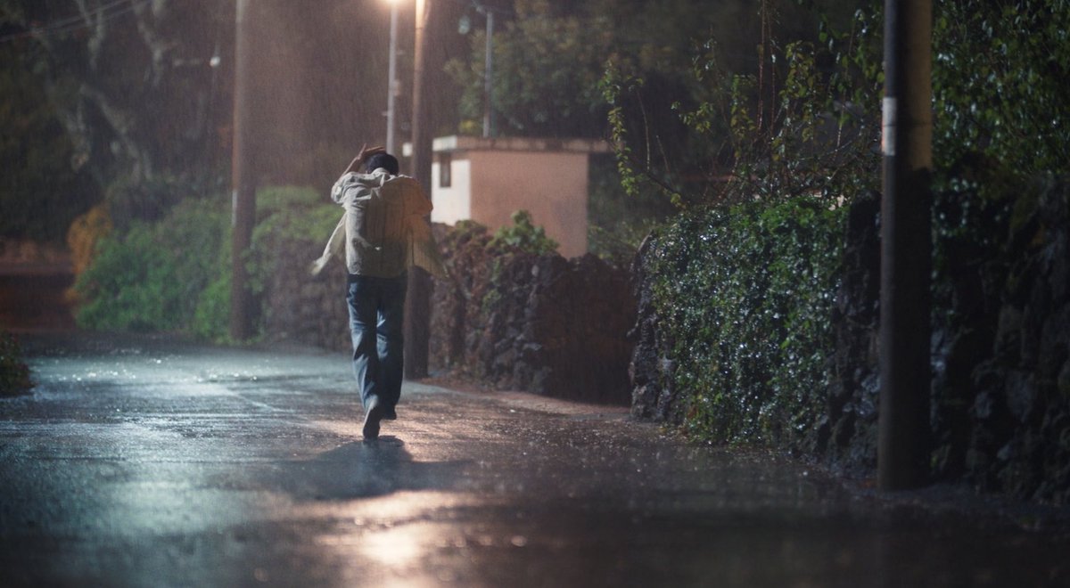 sMiLejust's tweet photo. قايز يقولون هذا مو مشهد من الدراما، هو فعلًا ترك مظلته بنص التصوير عشان يحمي القطاوه من المطر والمخرج حطها بالدراما 😔 https://t.co/3iPl49EsF9