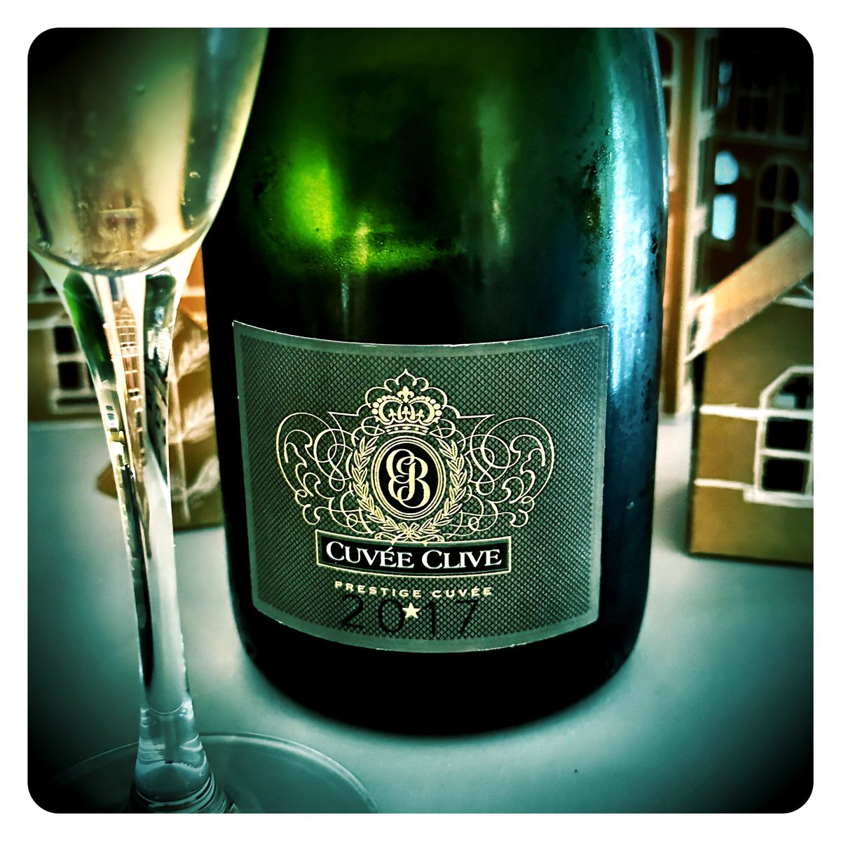 gregsherwoodmw's tweet photo. A most incredible Christmas family lunch started off with one of South Africa’s most famous premium @CapClassique_SA that is every bit as impressive as all all the icon Champagnes I’ve enjoyed over the years! 😘🥂🍾🇿🇦 Cuvee Clive from @BubblesFerreira at @GrahamBeckSA 🎄🥂 https://t.co/VjXgrLxLVs