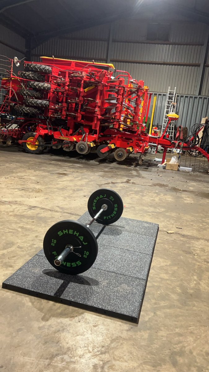farmerevees's tweet photo. Who needs a garage gym anyway… #farmgym https://t.co/DXgSUI9Y5y