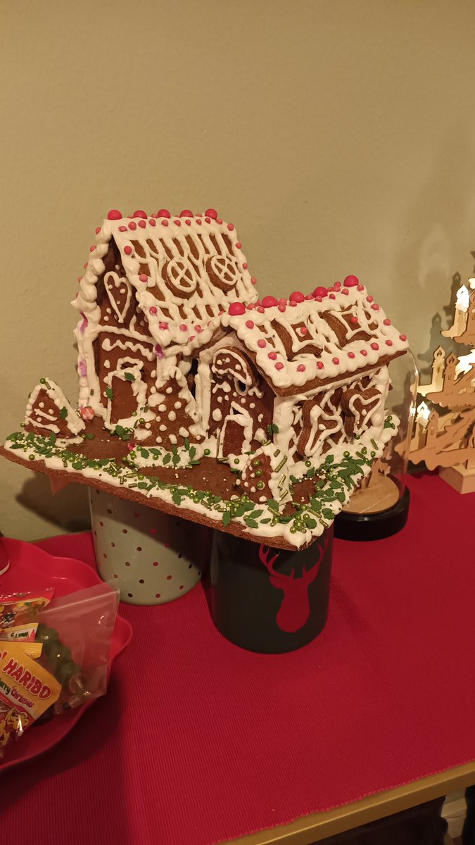 der_pippo's tweet photo. Vielleicht habe ich am Lebkuchenhaus geleckt und etwas Zuckerdeko gefressen 😇 Keine Ahnung warum das jetzt höher gestellt wurde. https://t.co/IsEWflXyQt