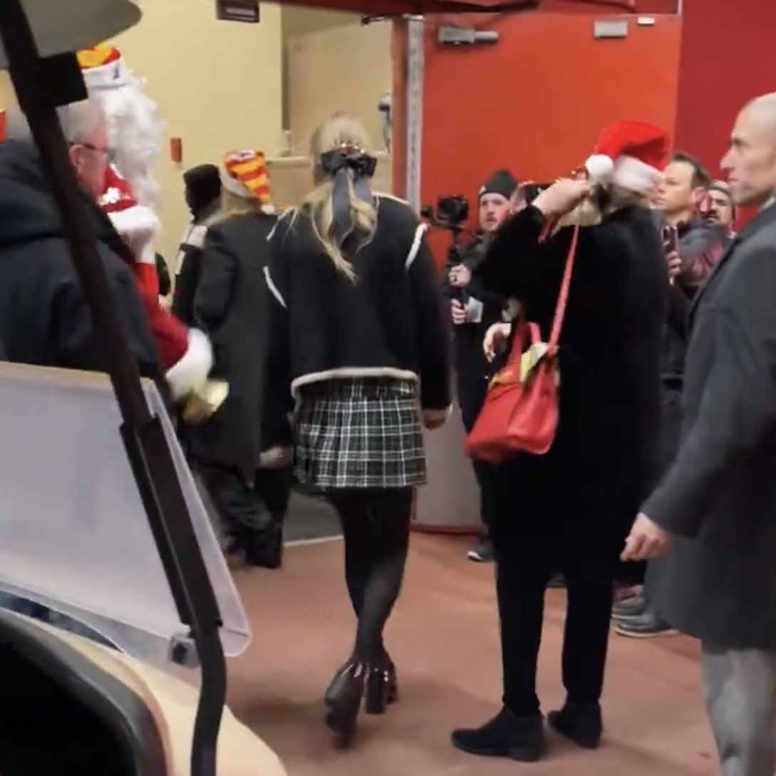 taylorslavender's tweet image. taylor. swift. is. wearing. a. bow.