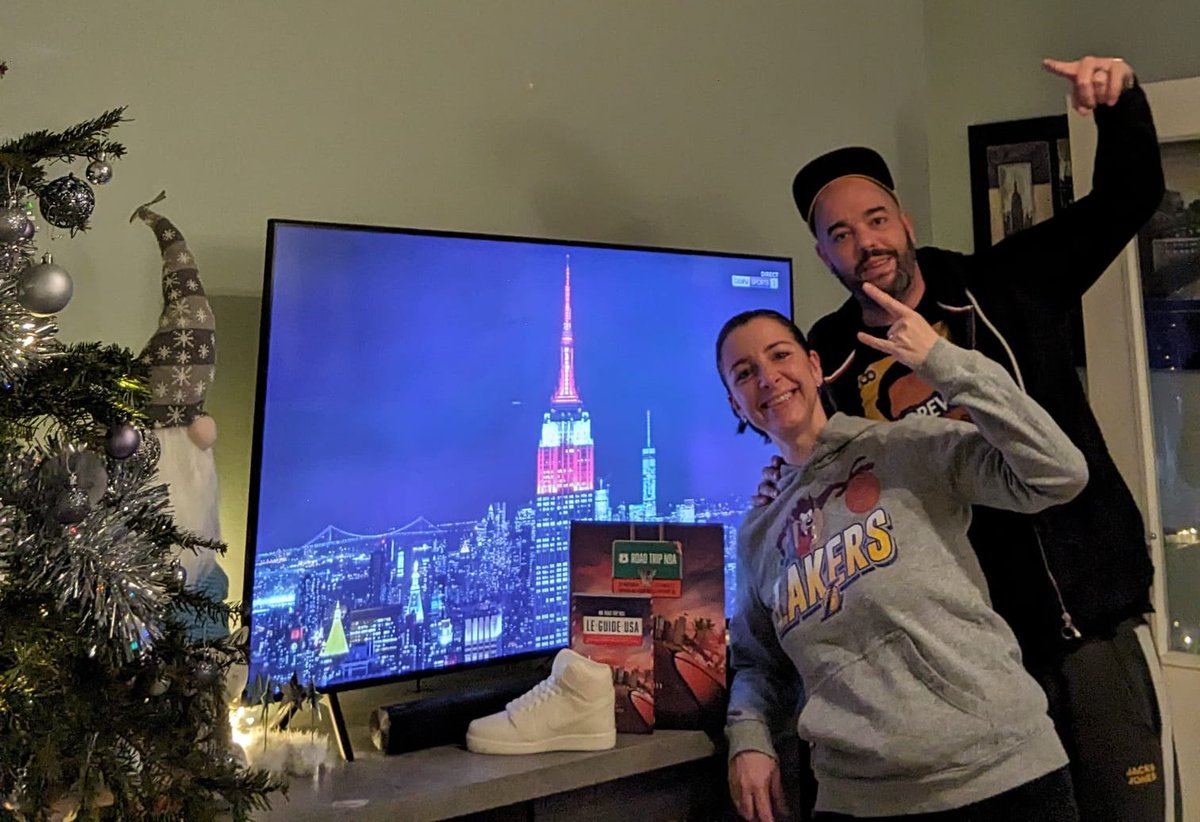 Fidèles au poste, en amoureux, devant le Xmas Day 🎄🎁⭐ ! Joyeux Noël à toute l'équipe ! Mais ne manquerait-il pas encore un livre sur cette photo ? #NBAextra <a href="/SoFrenchProd/">Remi Reverchon</a> <a href="/singletonchr/">Chris</a> <a href="/MaryPatrux/">Mary Patrux</a> <a href="/JMonclar/">Jacques Monclar</a> <a href="/NBAextra/">NBAextra</a> <a href="/AirCoach23/">Franck2324</a>