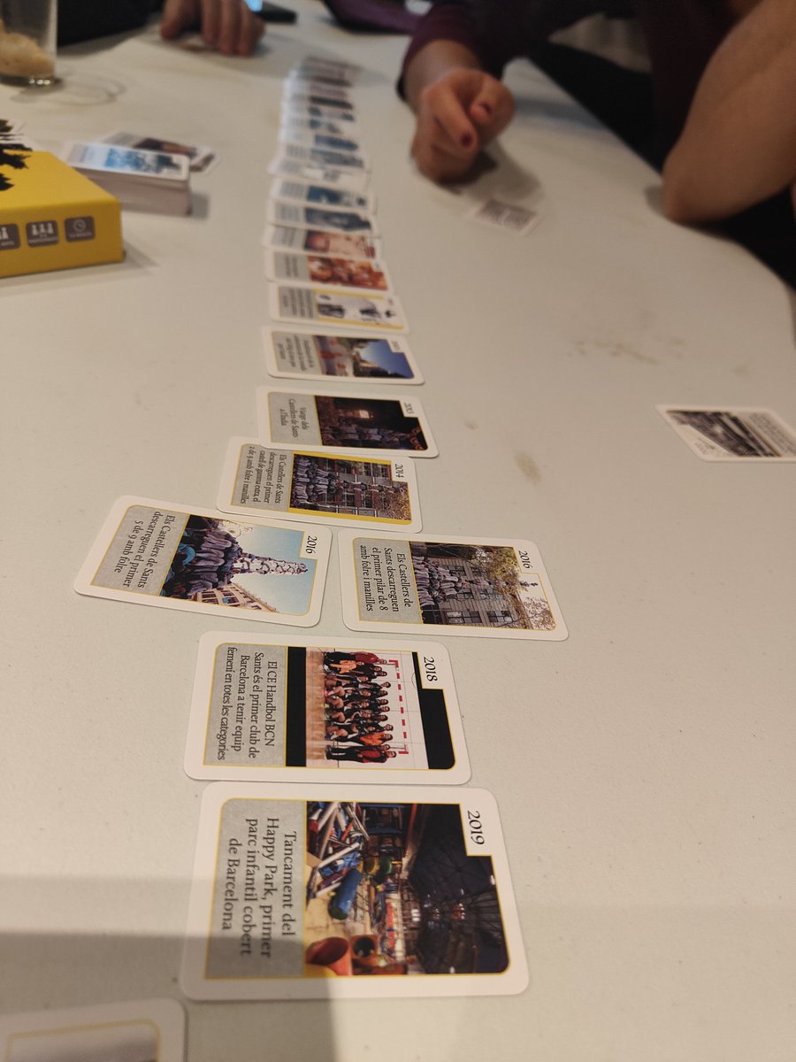 Aquest any la sobretaula és millor amb #eljocdesants! <a href="/borinots/">Castellers de Sants</a>