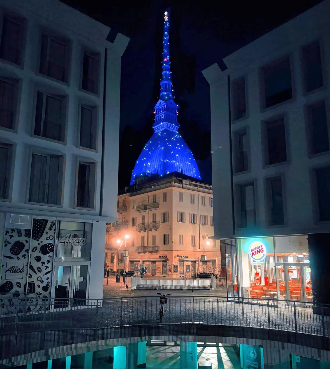 Buona serata con un'immagine notturna della #Moleantonelliana di Torino 🎄