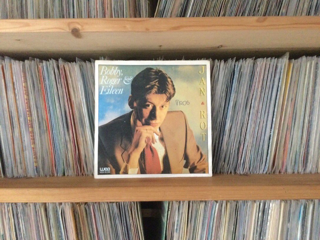 OMWtje's tweet photo. Jan Rot (25 december 1957 - 22 april 2022), zanger, musicus, componist, tekstdichter, hertaler en columnist. Jan’s single ‘Bobby, Roger & Eileen’ komt uit 1982. #Janrot https://t.co/Gggf88LAWK