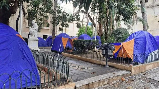 ParaponaRodou's tweet photo. Παράπονα Ρόδου: Οι Φάτνες της εποχής μας... στο παρκάκι του Ταχυδρ... https://t.co/Qi6WLFX2cA https://t.co/9a0W4Zt2tS