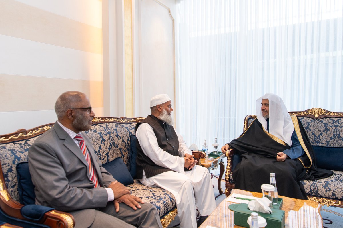 MWLOrg's tweet photo. التقى معالي الأمين العام، رئيس هيئة علماء المسلمين، فضيلة الشيخ د.#محمد_العيسى @MhmdAlissa، في مكتبه ظهر اليوم، سماحةَ المفت�� العام لنيوزيلندا، الشيخ محمد عامر فيض الرحمن، وفضيلة رئيس اتحاد الجمعيات الإسلامية النيوزيلندية، الشيخ أبرار شيخ. 
وجرى خلال اللقاء بحثُ عددٍ من الموضوعات ذات الاهتمام المشترك.