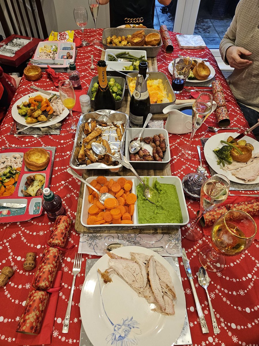 garethcia's tweet photo. @VanessaTalkTV - do you approve of this GF Christmas Dinner? Only thing had to change was the Gravy.... https://t.co/nnWiKmoFMu