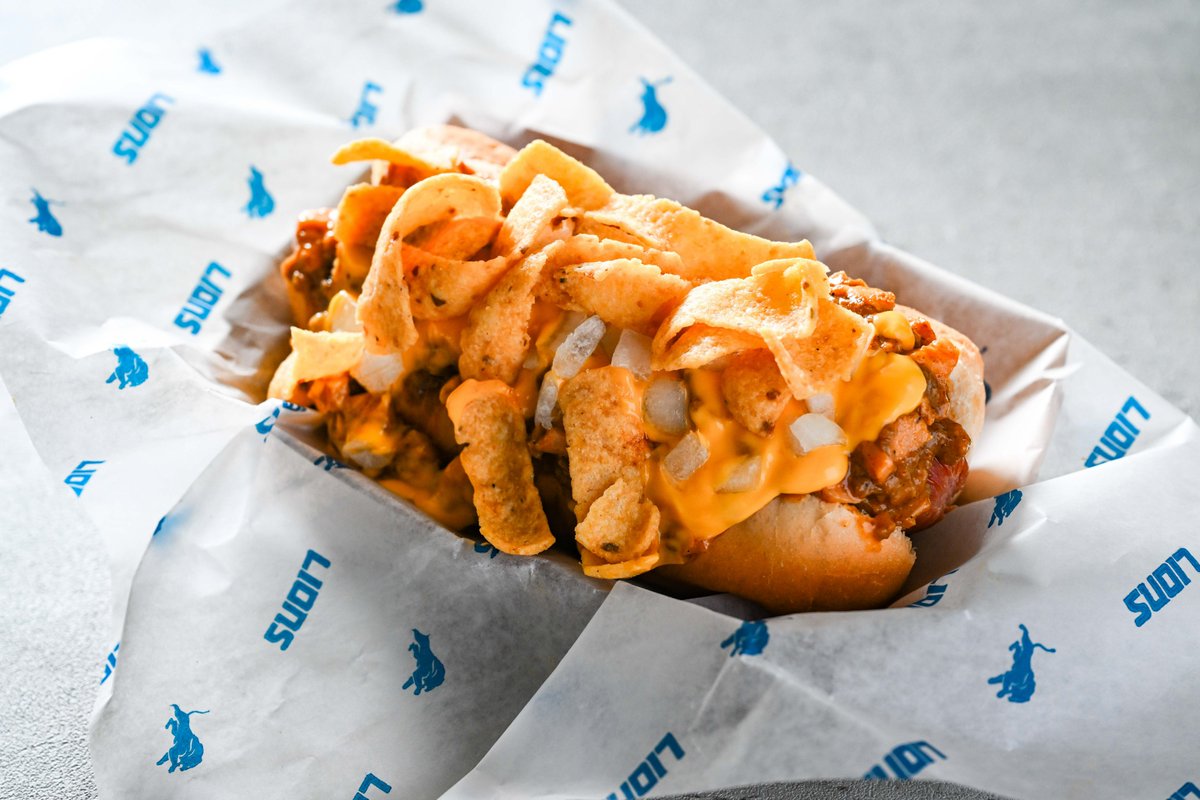 GameAboveBowl's tweet photo. The Quick Lane Bowl Battle of the Dogs
Gopher Goal Line Coney:
Spicy chili, with cheese sauce, diced onions and Fritos
Falcon First Down Coney:
Skyline Chili, diced onions and finely shredded cheddar
Located at concessions around Ford Field! https://t.co/rcaOuaqghX