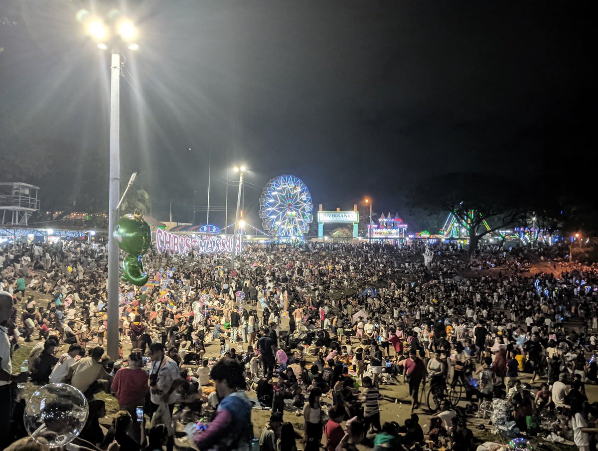 Dinagsa ng maraming pamilya at barkada ang Marikina Riverbanks nitong araw ng Pasko, December 25, 2023 para mamasyal, mamili, maglaro, kumain at mag-bonding; mas dumami pa ang mga nagpunta sa naturang pasyalan pagsapit ng gabi.

#newsinphoto #PaskongPinoy2023