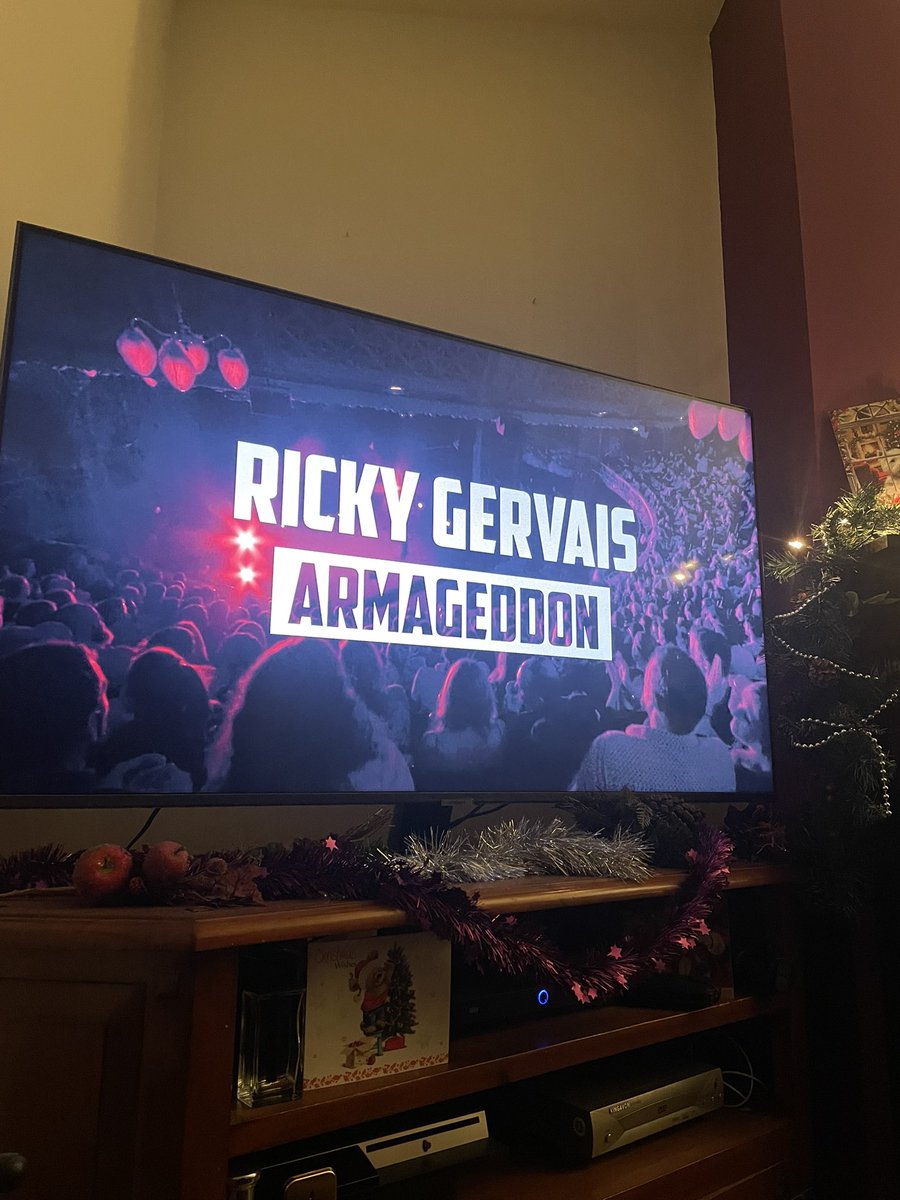 KevCon_'s tweet image. Christmas evening with this fella👌🏻 @rickygervais