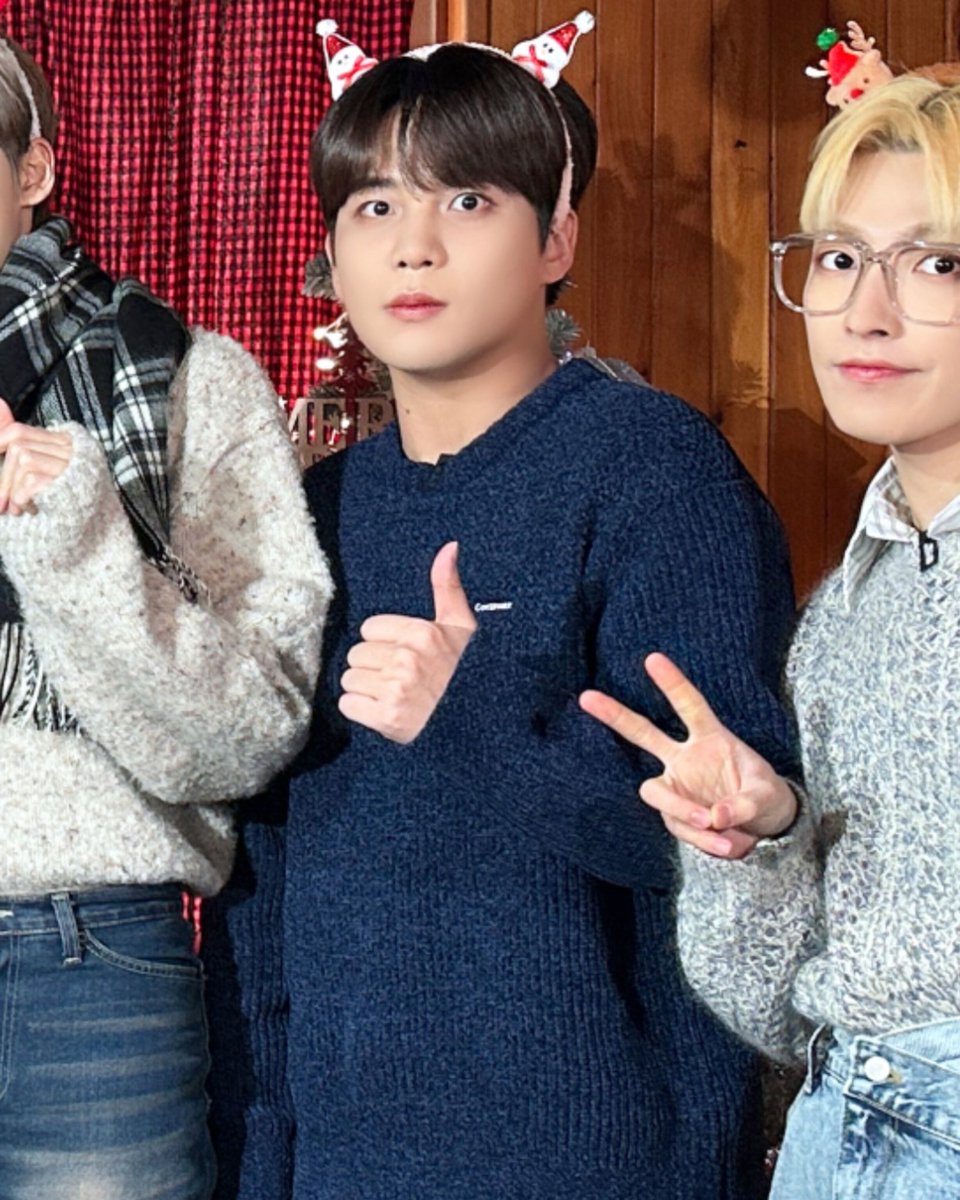 HE'S SO CUTEEEE 😭😩🥺❤️ AND BLUE TRULY SUITS HIMMMM 😍🔥

#ateez #jongho #blueoutfit #socute