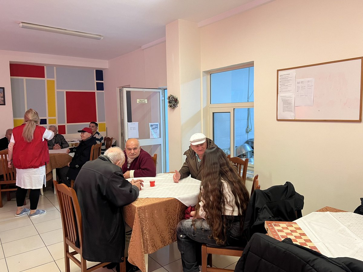 glindxhet_madhi's tweet photo. Nuk festojme pa ju! 🎄❤️

Pas dreke, eshte koha ideale per nje loje shahu dhe kafe/muhabet. 
Me gjimnazistet e @FresTirane tek Shtepia e te moshuarve, Tirane. https://t.co/mGIj6JZwaC