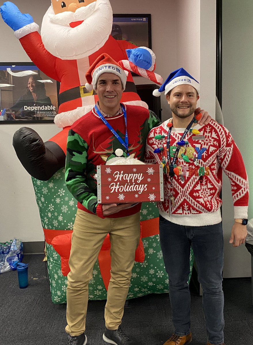 Merry Christmas and Happy Holidays from Denver! Thank you to our hardworking employees for getting our customers to the moments that matter for this special time of the year! 🎄🎁🎅🤶❄️ @mcgrath_jonna @StephenStoute @jonathangooda @DJKinzelman @MikeHannaUAL @Tobyatunited