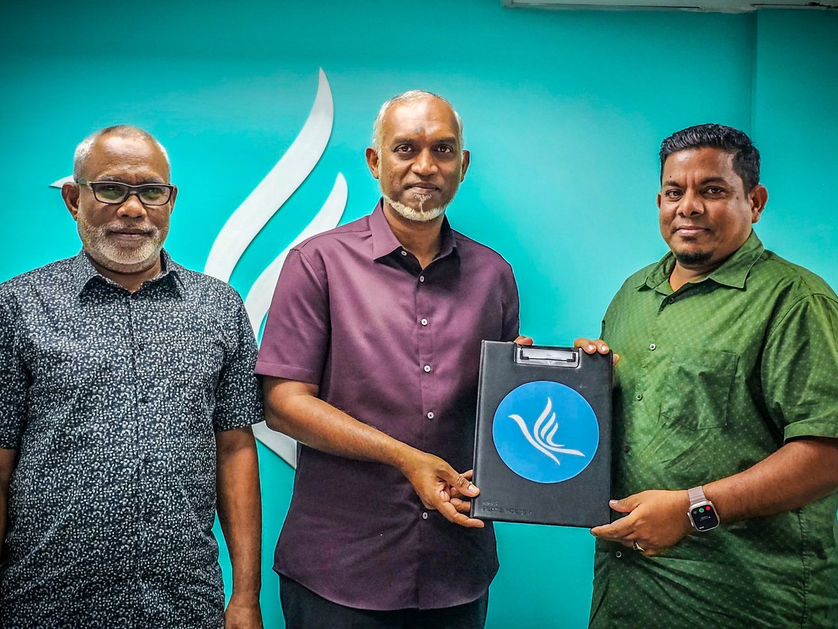 MvCrisis's tweet photo. 🚨#Breaking: Raees ofeehuge Minister adhi kureege medhu henveyru dhaaira ge Councilor @AdamRamyz PNC aa gulhivadaigenfi. https://t.co/YsHIf9fsSe