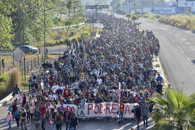 Binlerce kişi yasa dışı yollardan ABD'ye geçmek amacıyla Meksika'dan ABD'ye ilerlerken görüntülendi.