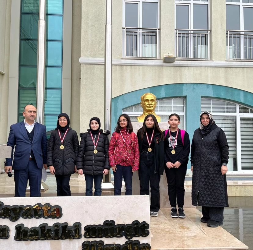 SehitKiz's tweet photo. Öğrencilerimizi, ailelerini ve emeği geçen öğretmenlerimizi tebrik ediyoruz. https://t.co/dJ73JwS8ny
