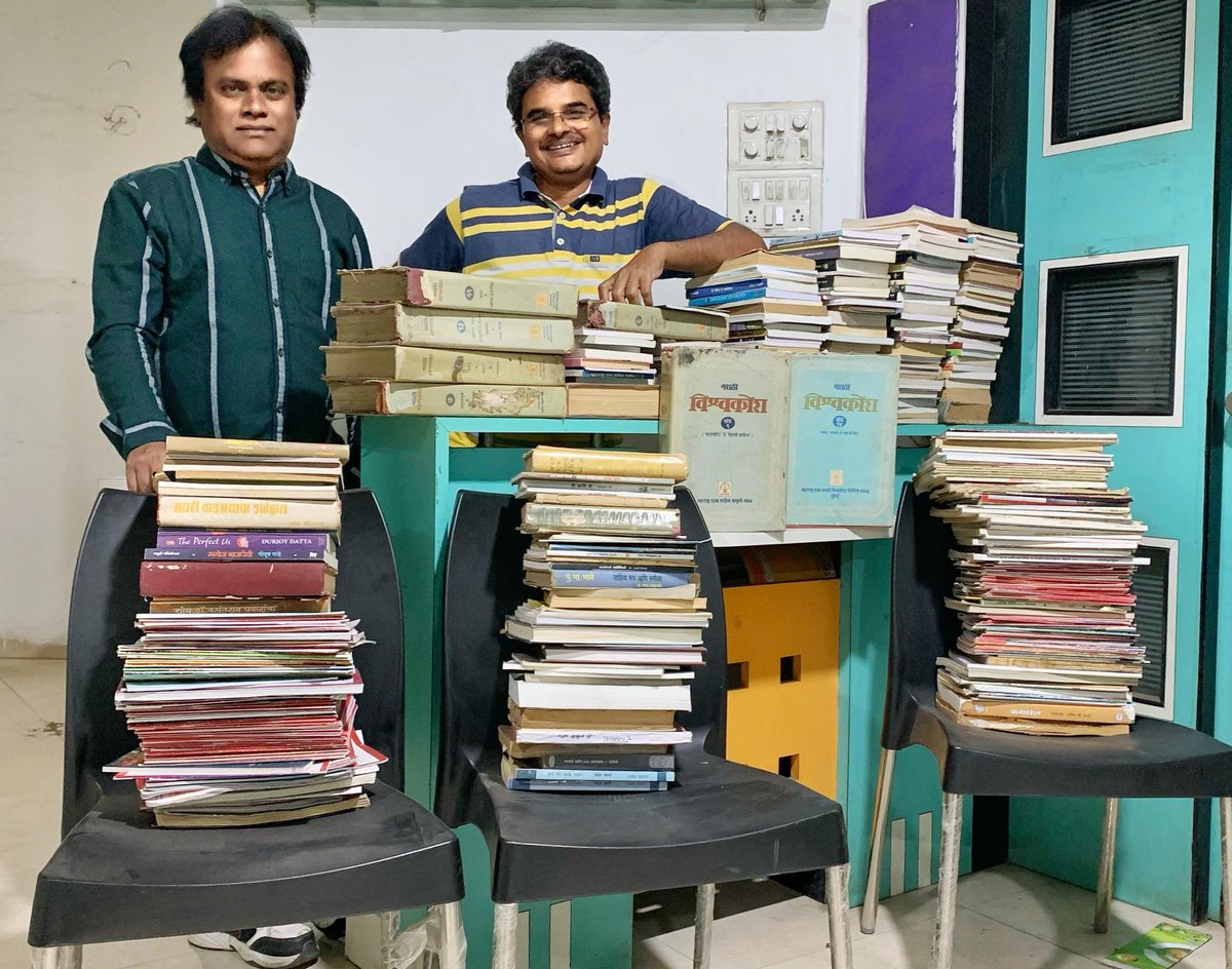 Pramod_Gaikwad's tweet photo. मित्रवर्य तथा नाटककार दत्ता पाटील यांच्याकडून त्यांचे दिवंगत वडील रा. अ. पाटील (गुरूजी) यांच्या दहाव्या स्मृतीदिनानिमित्त सोशल नेटवर्किंग फोरमला वाचनालयांसाठी पुस्तकांची भेट मिळाली. 
दत्ता पाटील यांचा आज वाढदिवसही आहे. 
त्यांना खूप शुभेच्छा !
#snflibraries https://t.co/nFJrxd61si