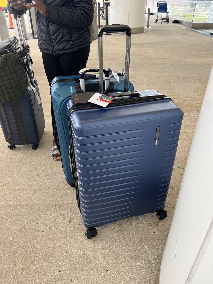 LRae___'s tweet photo. On my flight my suitcase was destroyed. But @JetBlue had a new one waiting for me!What a Christmas miracle! Thank you to your wonderful baggage claim team at @MCO ! Merry Christmas 🎄 https://t.co/ZfvGnbSqRc