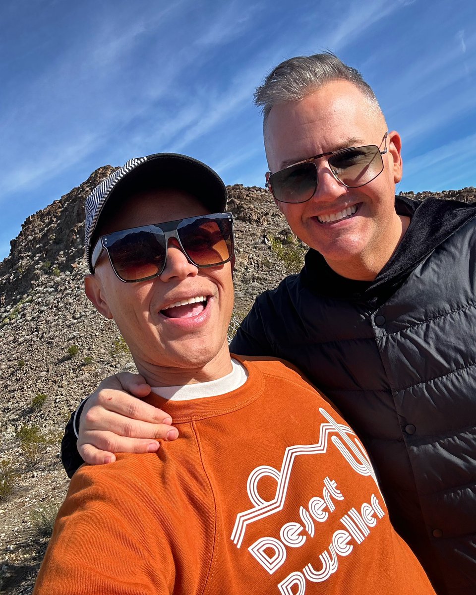 Just a couple of desert dwellers on a Christmas morning hike! 🏔️🌵☀️🎅🏻🥰