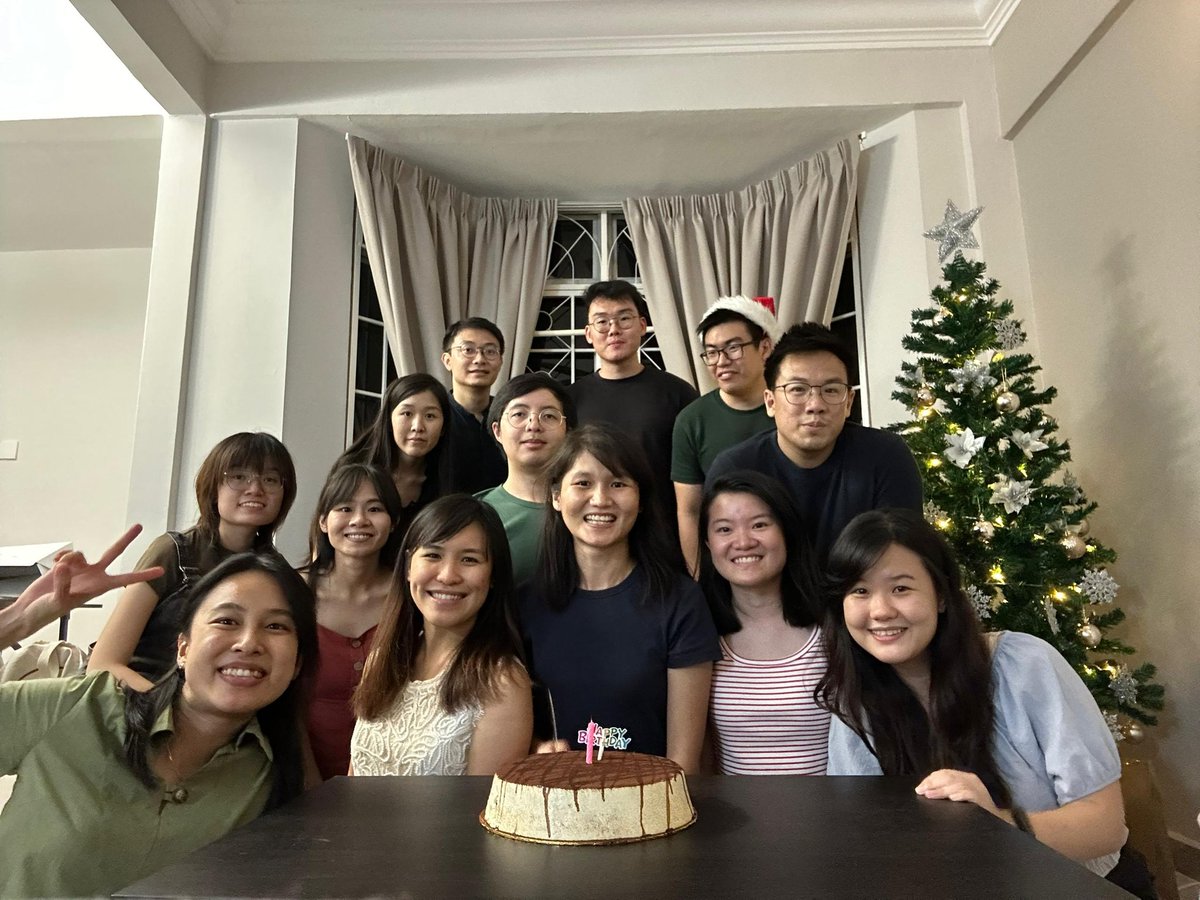 CarmenTeoh's tweet photo. Likely our last Christmas together before we graduate from PhD/ move to another country/ move on with life... Blessed Christmas and a Happy New Year!! #PhDlife https://t.co/oWe8hQZNPf