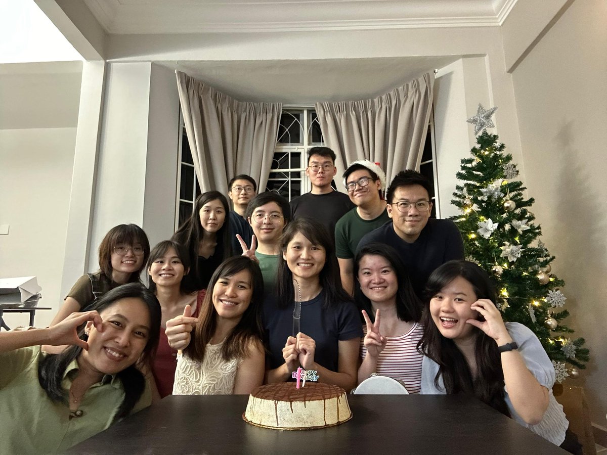 CarmenTeoh's tweet photo. Likely our last Christmas together before we graduate from PhD/ move to another country/ move on with life... Blessed Christmas and a Happy New Year!! #PhDlife https://t.co/oWe8hQZNPf