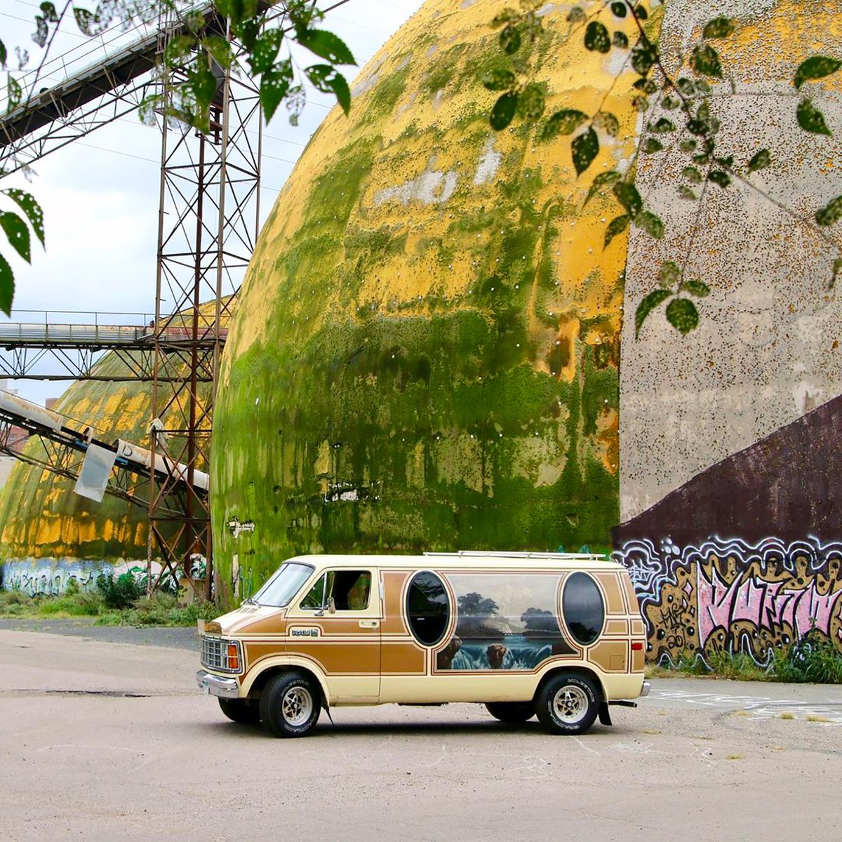 _VanCult_'s tweet photo. Happy Van Mural Monday!
..
#tagtheowner #tagthevan #tagtheartist #tagthephotographer
..
#vanmuralmonday #van #mural #monday #dodge #dodgevan #mopar #tradesman #bvan #vancult #vannin #vanlife #vanporn #customvan #showvan #boogievan #getinandgetiton #hashtag https://t.co/ak8XSoxdvM