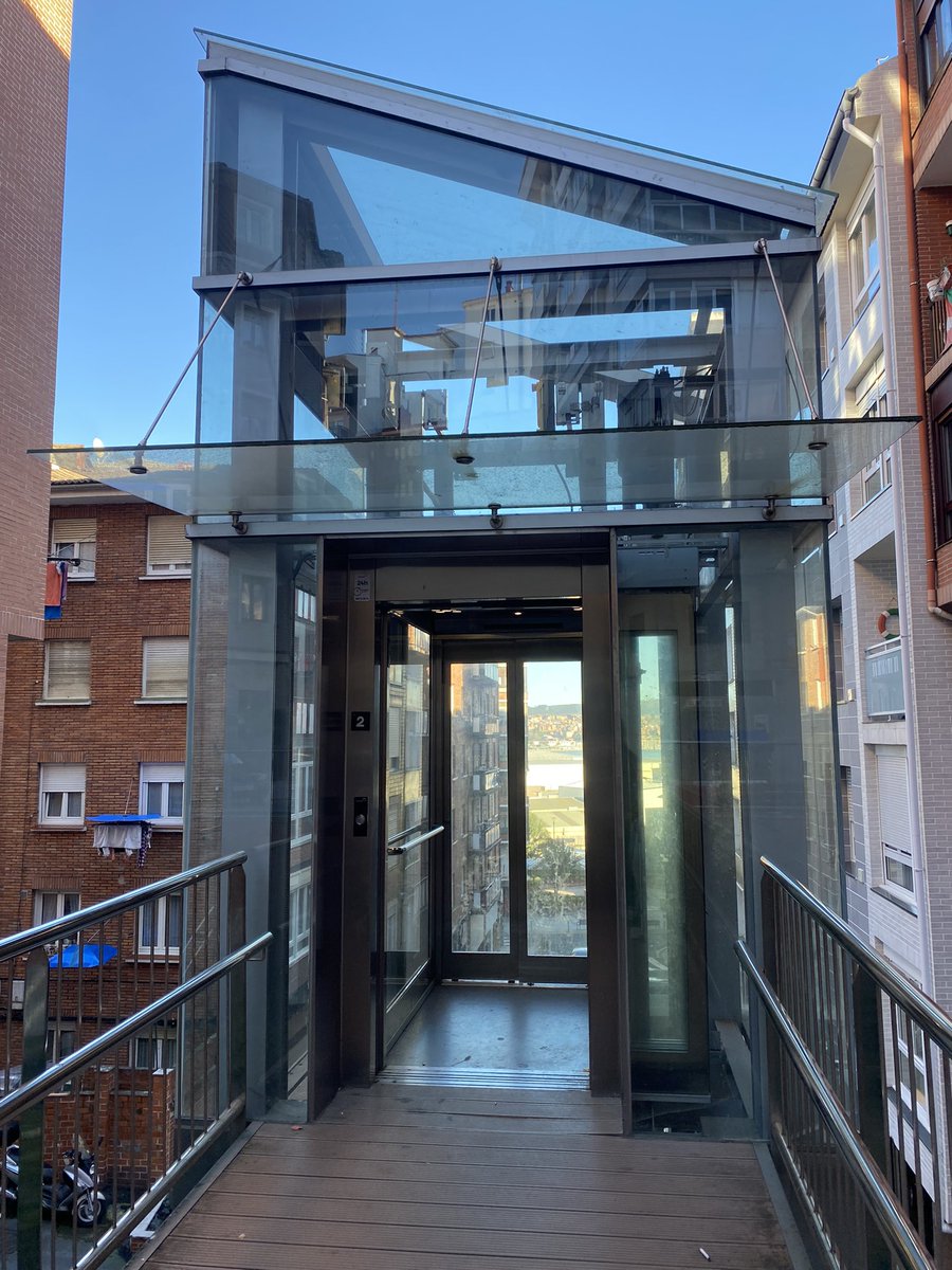 AlonsoEsti's tweet photo. A esta calle en cuesta pronunciada se le agregó un ascensor con paradas a diferentes alturas. 
#sharediversitas #diversidaduoc https://t.co/c4D5KYHA96