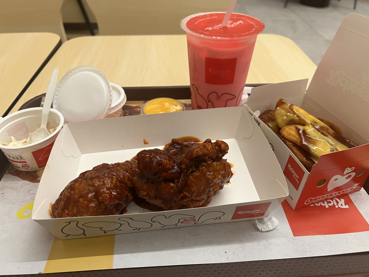 IzwanRamlan's tweet photo. Geng, gua baru je cuba ayam dekat #richeesefactory dekat #mytown. 

Aku amik level 4 punya spicy. Sumpah geng sos dia memang kaw gile. Mcm sos samyang wey. Sape baru nak try aku suggest yang tak mkn pedas try level 1, yg suka pedas try level 2-3. Level 5 amaran aku tak tangung. https://t.co/IfS86j3ZqO