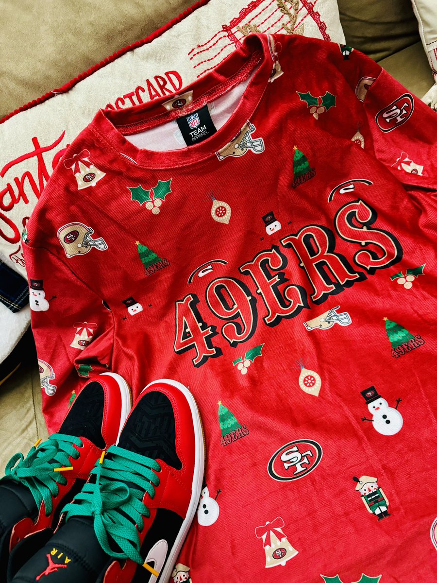 PrettyInInk_79's tweet image. Game day!! #FTTB  🎁🎄🎅🏽✨
#Christmasattire #Gamedayattire
