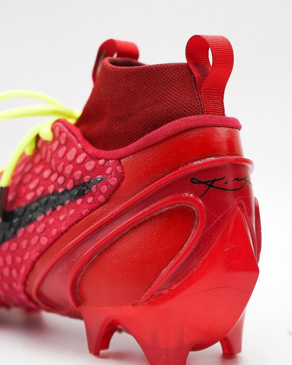 nicekicks's tweet photo. “Reverse Grinch” Nike Kobe 6-inspired football cleats 🔥🎄🏈 https://t.co/gVajU6SCbQ