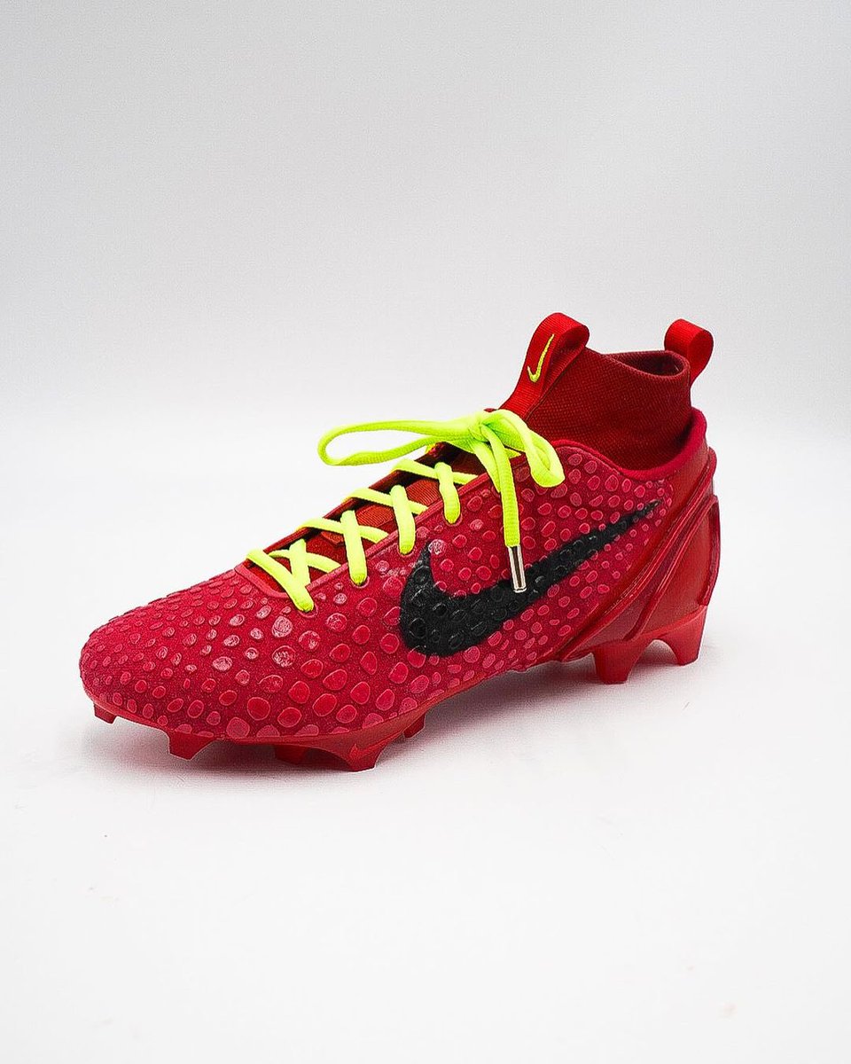 nicekicks's tweet photo. “Reverse Grinch” Nike Kobe 6-inspired football cleats 🔥🎄🏈 https://t.co/gVajU6SCbQ