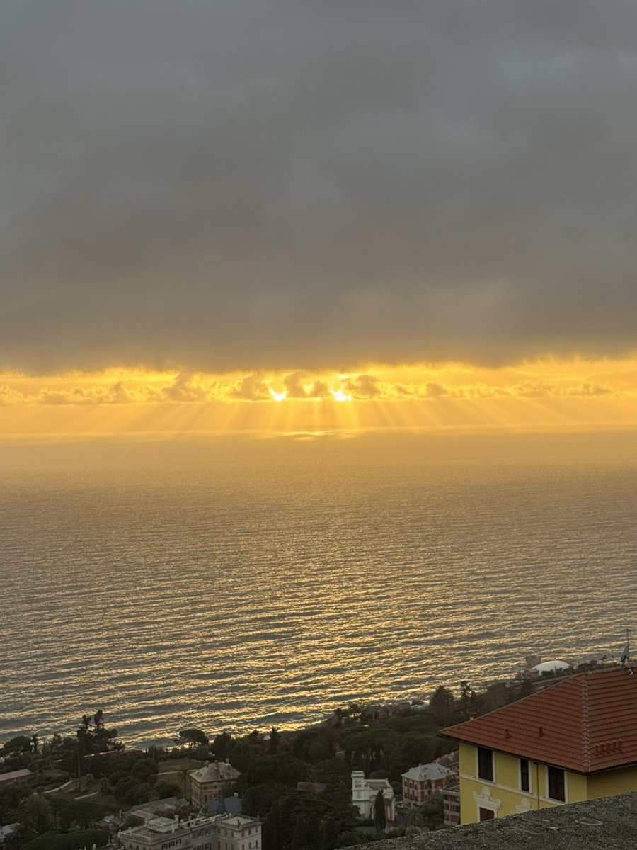 iavegno's tweet photo. Il popolo che camminava nelle tenebre
vide una grande luce;
su coloro che abitavano in terra tenebrosa
una luce rifulse.
Buon Natale 2023 https://t.co/ZOihiguxgi