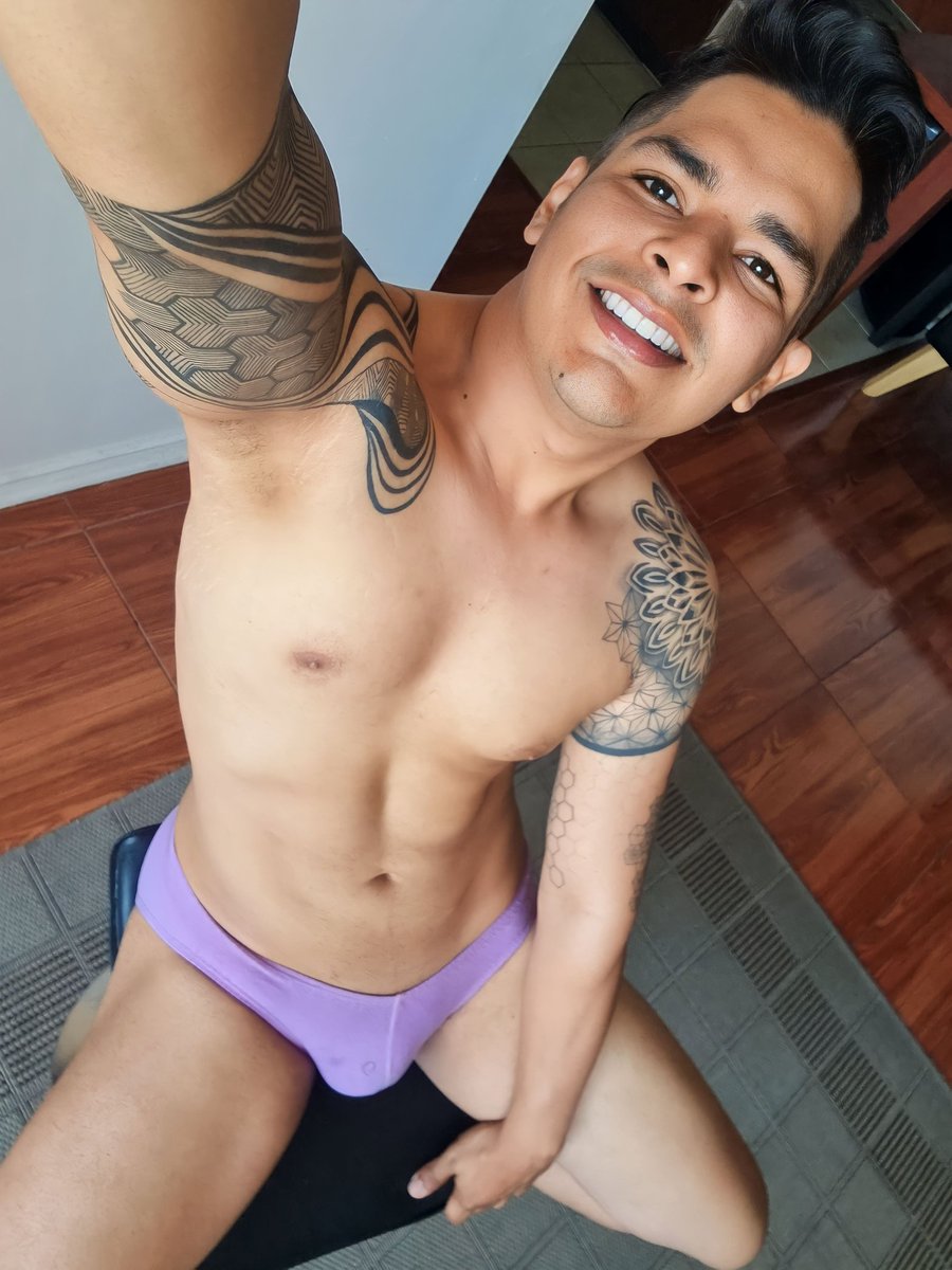 j908210's tweet photo. #25dicembre #instamoment #selfie #gay donde están los regalos de Navidad?? https://t.co/GA1K7xUcfp
