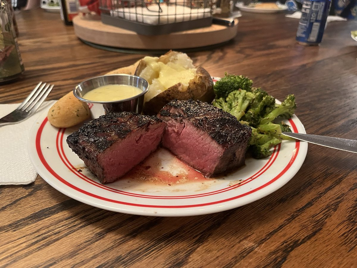 johnnyamatthews's tweet photo. @calebhart42 Merry Christmas!! Let’s see some good eats bro! https://t.co/2B2fE5sok8