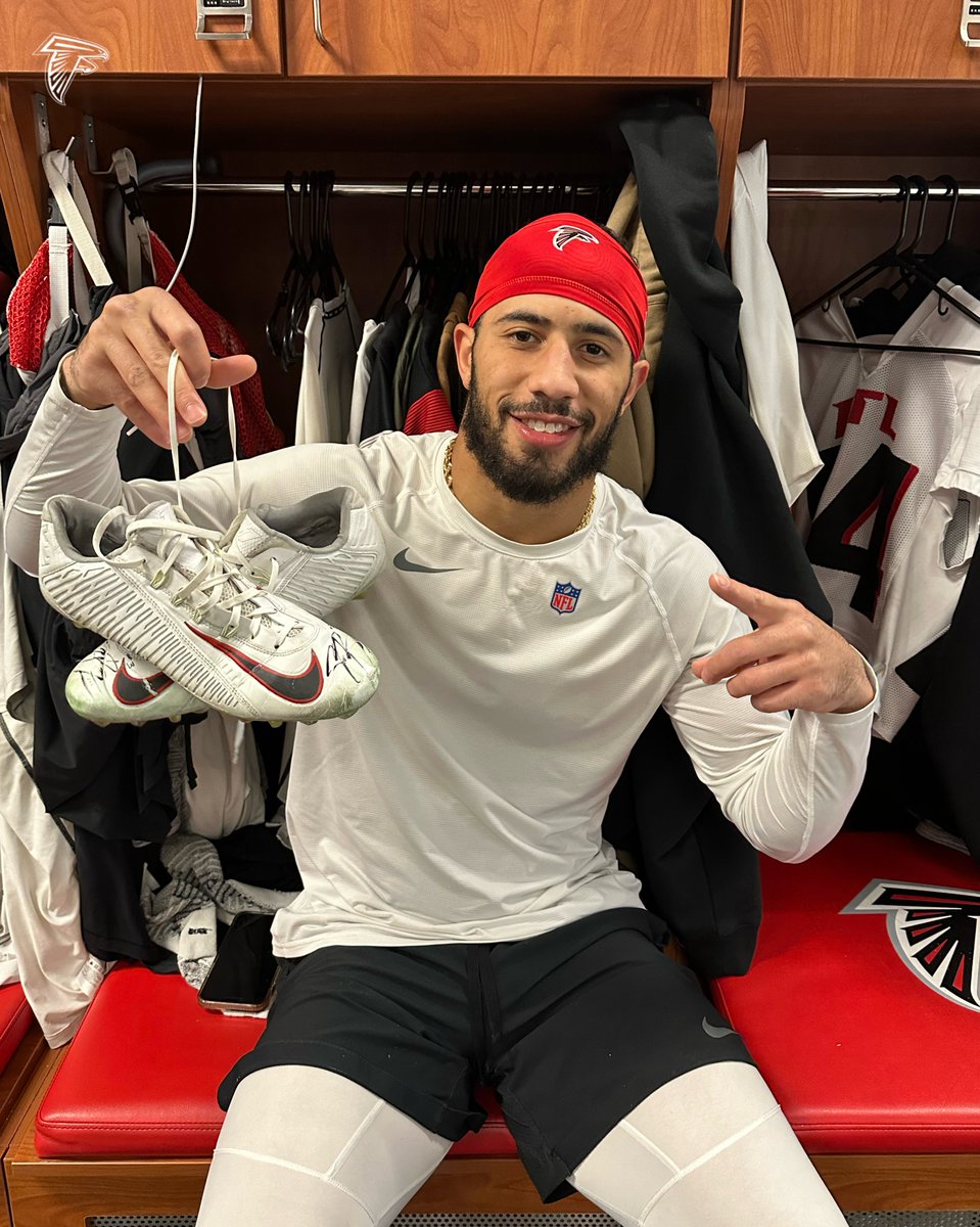 Atlanta Falcons (@atlantafalcons) on Twitter photo Keep hiiim at No. 1 in the #ProBowlVote
RT for a chance to win these signed <a href="/jlbiii3/">Jessie Bates III</a> cleats! Keep hiiim at No. 1 in the #ProBowlVote
RT for a chance to win these signed <a href="/jlbiii3/">Jessie Bates III</a> cleats!
