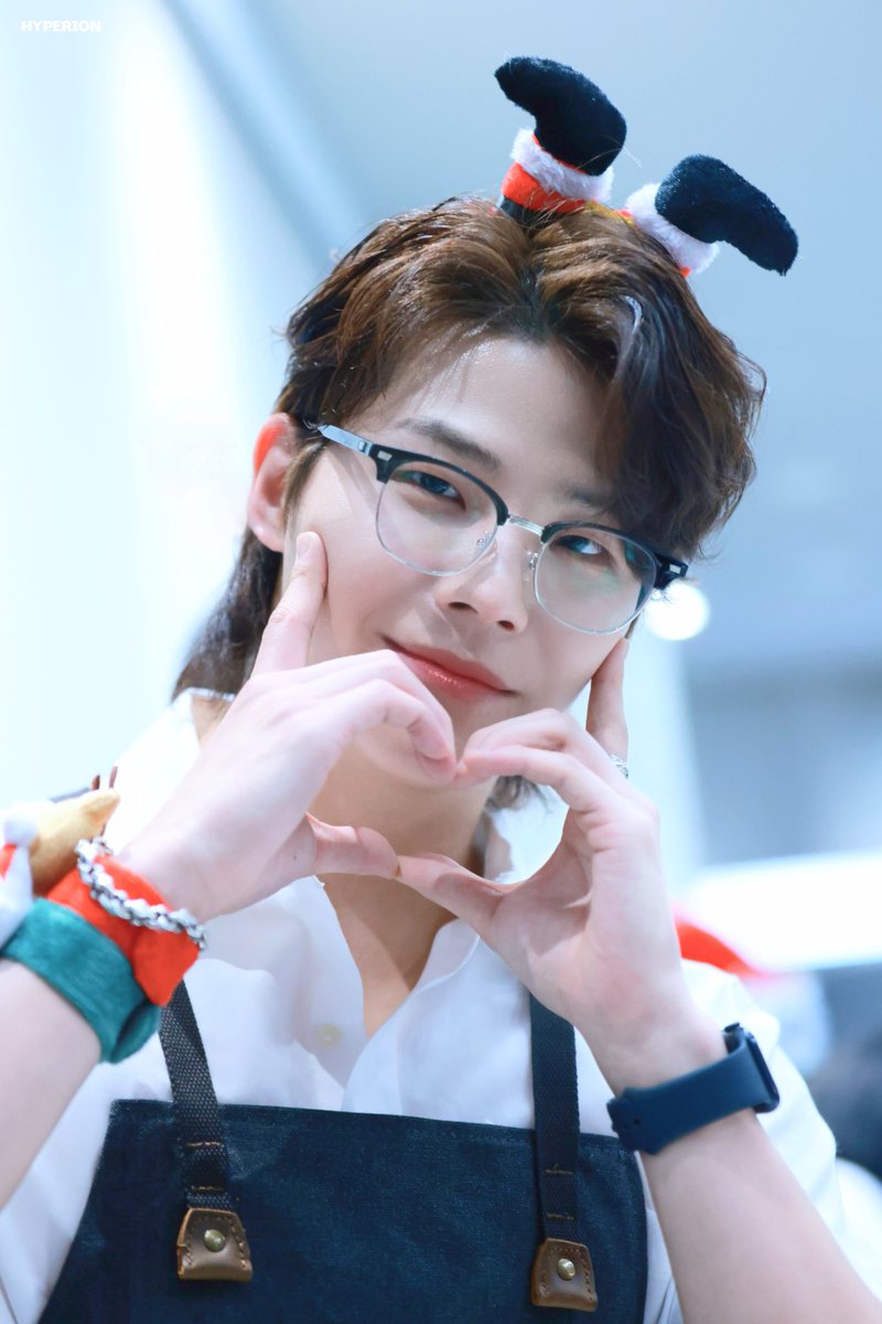 231225 🎄
광대콕👉🐻‍❄️👈 하트💓

#손준형 #SONJUNHYUNG #JUNHYUNG 
#GHOST9 #고스트나인