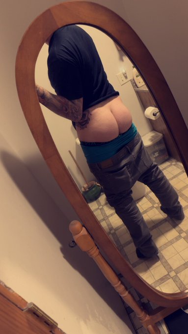 The in-laws have a great mirror for taking booty pics 🍑🎄 https://t.co/2bqN8AuUiK