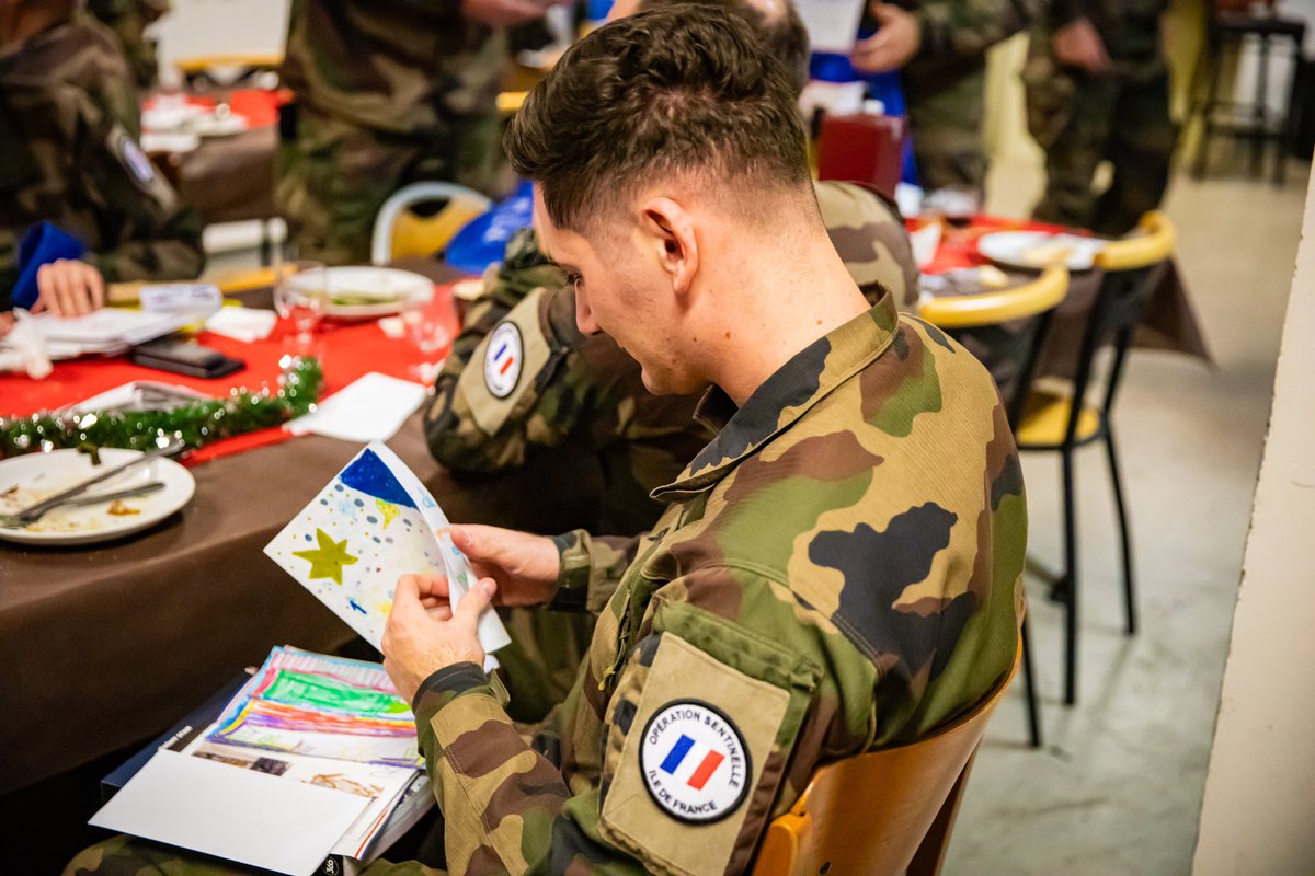 Armée française - Opérations militaires (@etatmajorfr) on Twitter photo Grâce aux colis confectionnés par l’association <a href="/SolidariteDef/">Solidarité Défense</a> et aux magnifiques dessins des enfants qui ont pensé à eux, nos militaires déployés en opération ont pu partager la magie de Noël. #Ensemble #ForcesMorales 🎄🎁 Grâce aux colis confectionnés par l’association <a href="/SolidariteDef/">Solidarité Défense</a> et aux magnifiques dessins des enfants qui ont pensé à eux, nos militaires déployés en opération ont pu partager la magie de Noël. #Ensemble #ForcesMorales 🎄🎁