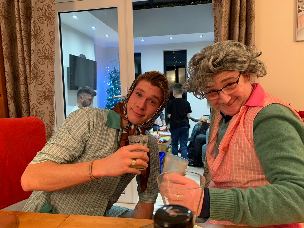 Grannycon1's tweet photo. Snowballs! Merry Christmas you filthy animals 🎅🏼 https://t.co/WKpJrxKDZY