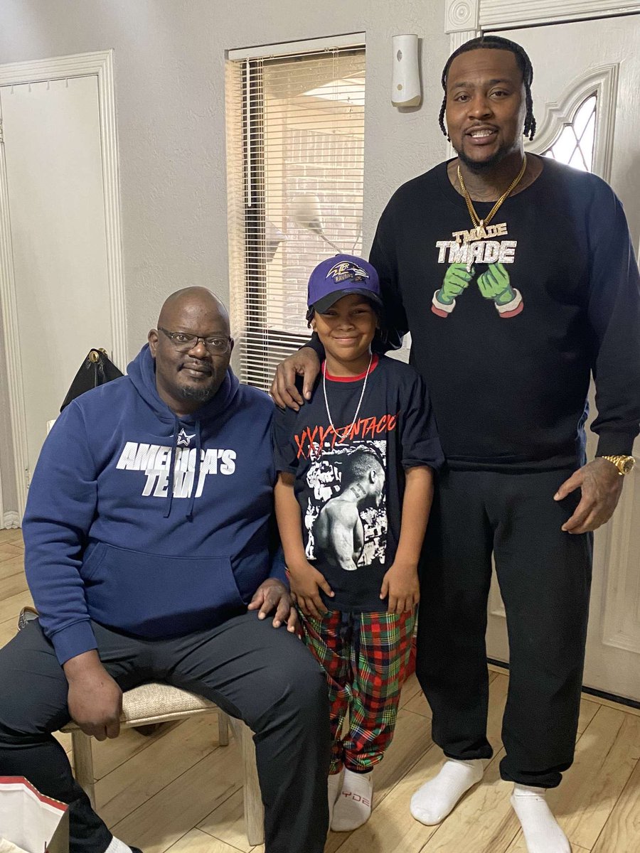 DMarie3777's tweet photo. 3 generations ๐ซถ๐ฝalthough I miss my baby I know heโs in good hands! This pic means so much to me!! Family Over Everything #Christmas23 #Meanders #UncPa ๐ #Daddy #Son https://t.co/L847eqqpZd