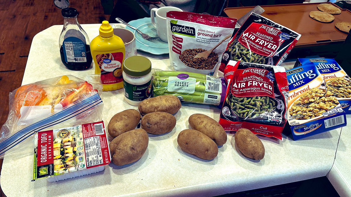 arielcullison's tweet photo. On today’s *christmas* post of #autistic #cooking with Ariel 🙂😋

1) vegan deviled eggs
2) vegan stuffing 
3) asparagus with sautéed vegetables 
4) side of vegan meat crumbles 

Happy Holidays ♥️ https://t.co/AV3BtxV71F