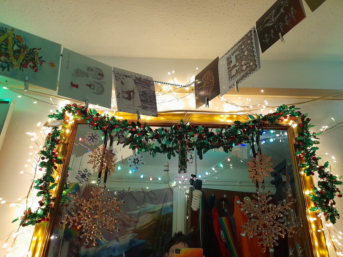 drtempledragon's tweet photo. #JoinIn my Hollywood mirror, Christmas style. Who's the fairest of them all? Only the magic of Christmas can tell. https://t.co/04Fer1933H